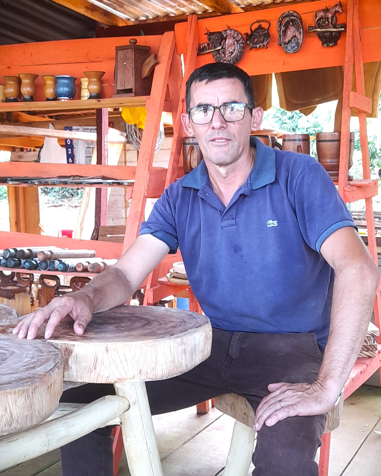 Vicente trabajando madera artesanal en Misiones