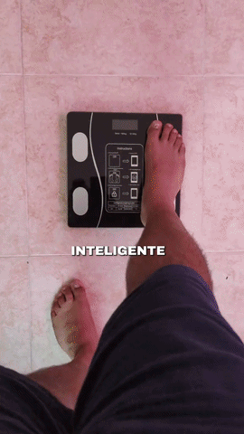 Balanza inteligente FLOREAN en uso mostrando la medici&oacute;n en pantalla
