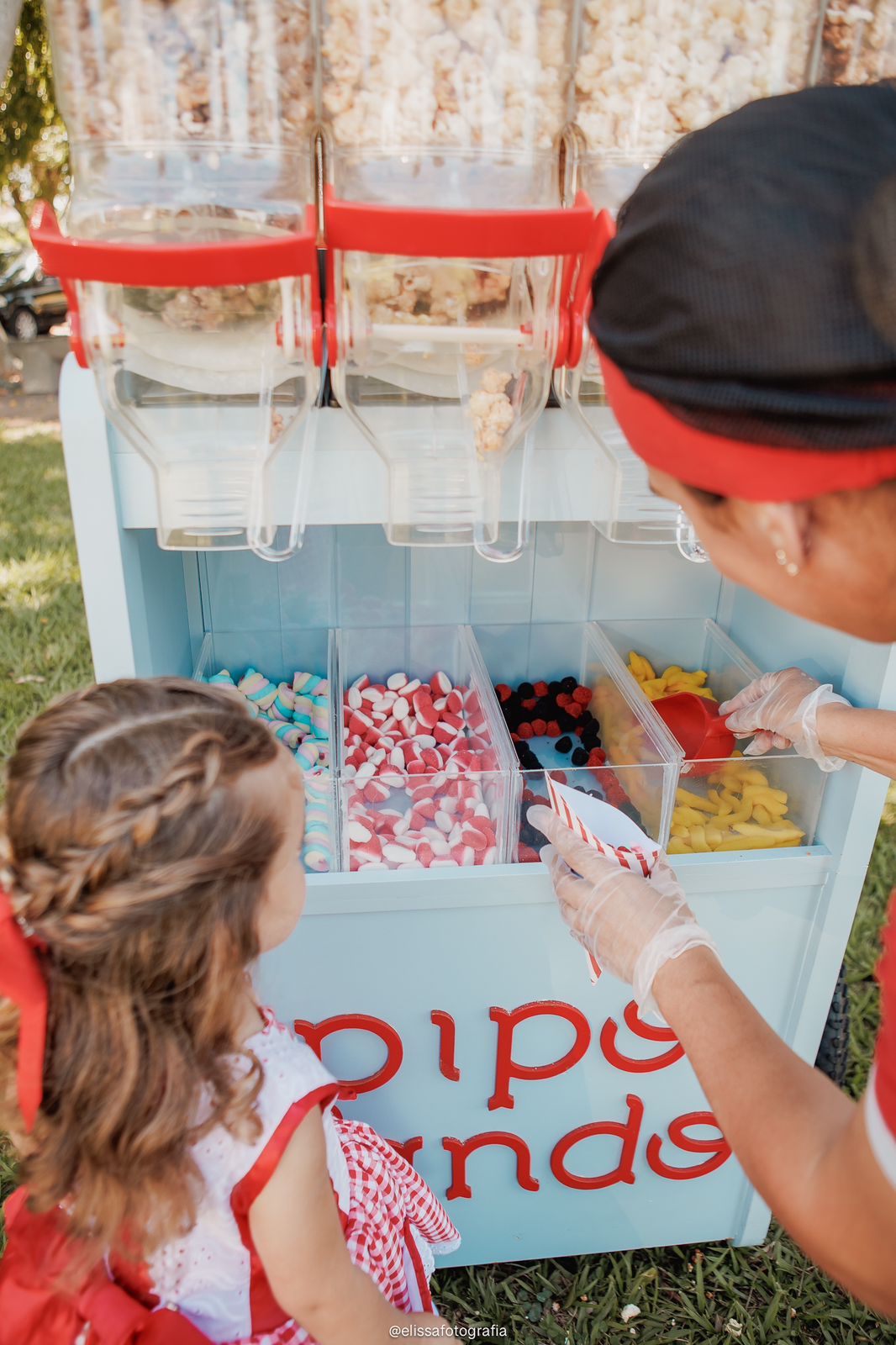 Criança escolhendo balas no carrinho