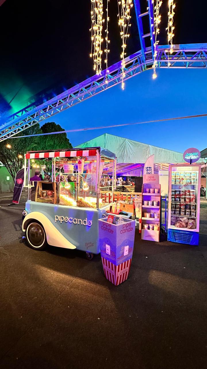 Pipocando em evento noturno