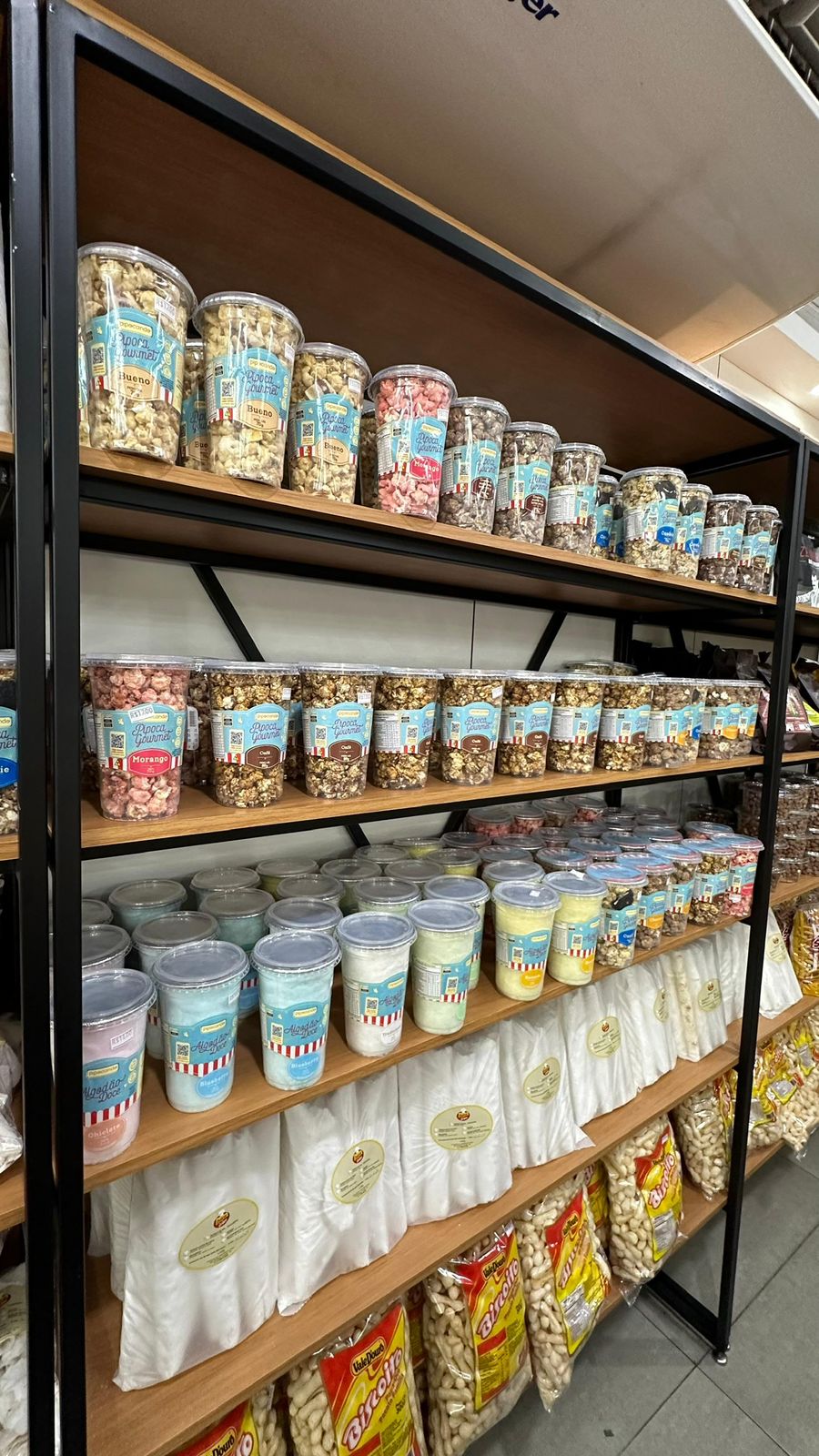 Prateleira com pipocas Pipocando