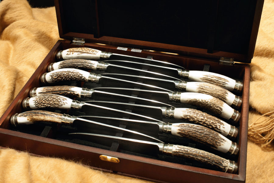 Set de cuchillos artesanales Black Poncho con asta de ciervo y hoja de acero inoxidable