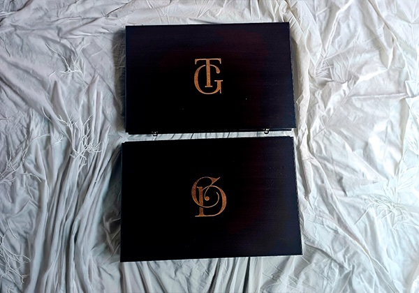 Cajas de madera oscura con iniciales grabadas para regalos corporativos artesanales Black Poncho