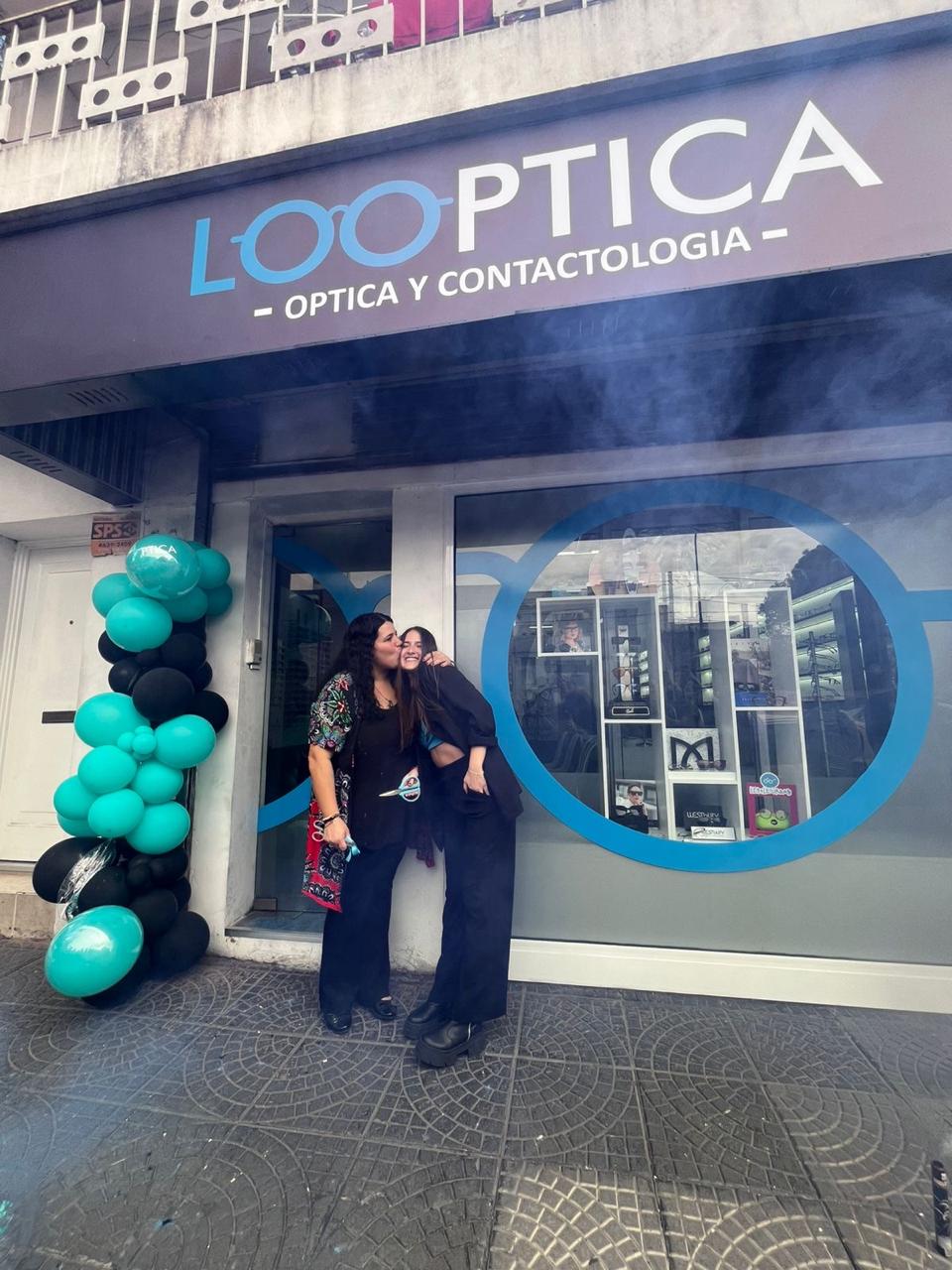Dueñas de Looptica frente al local