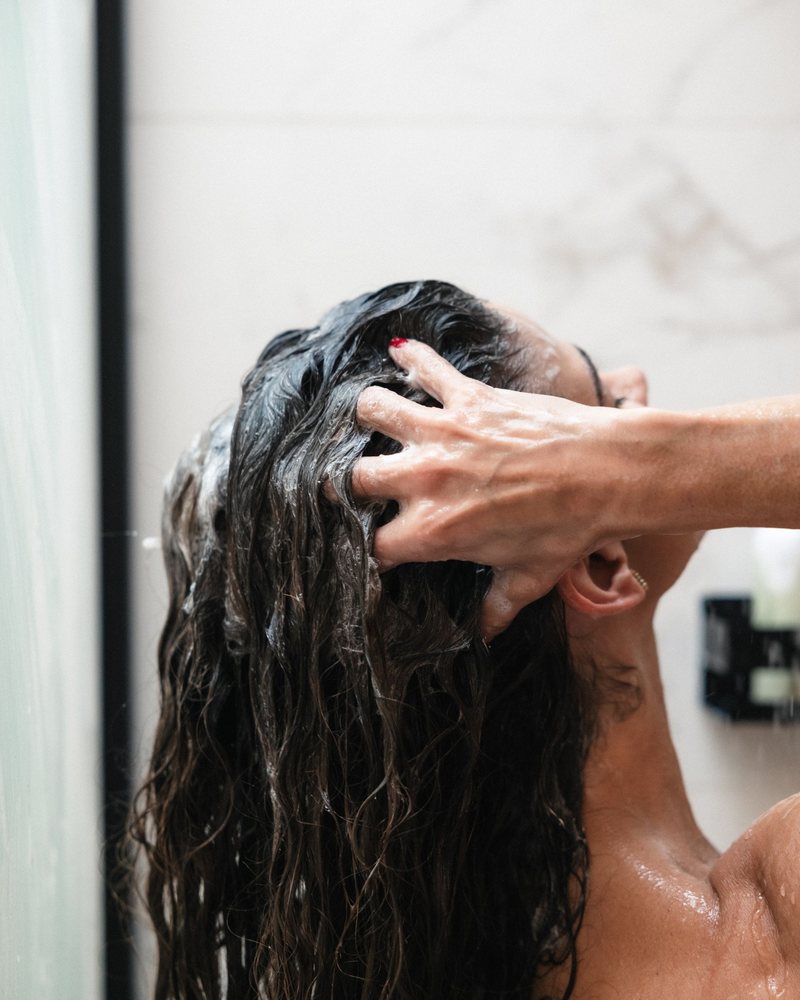 Lavagem do couro cabeludo com Shampoo Revitalis