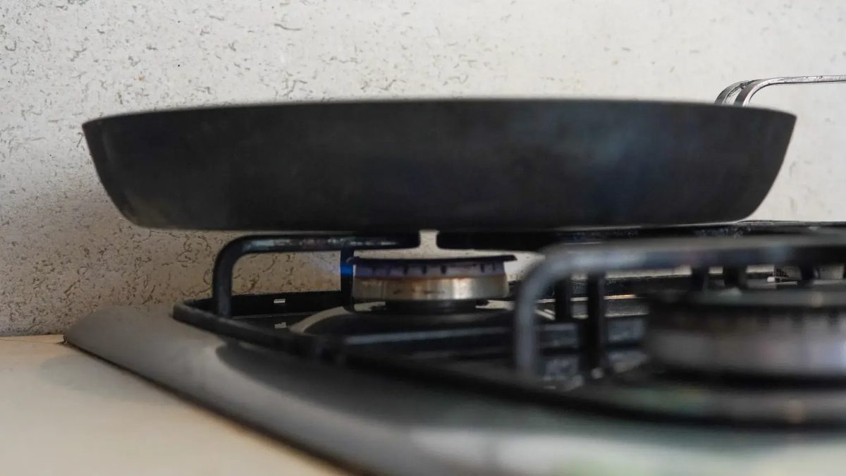 Frigideira de aço carbono pré-aquecendo no fogão