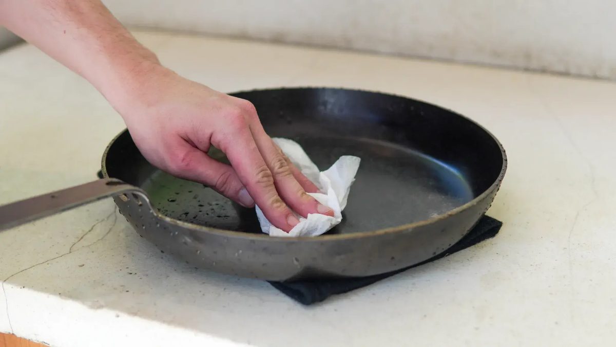 Frigideira de aço carbono sendo seca no fogão