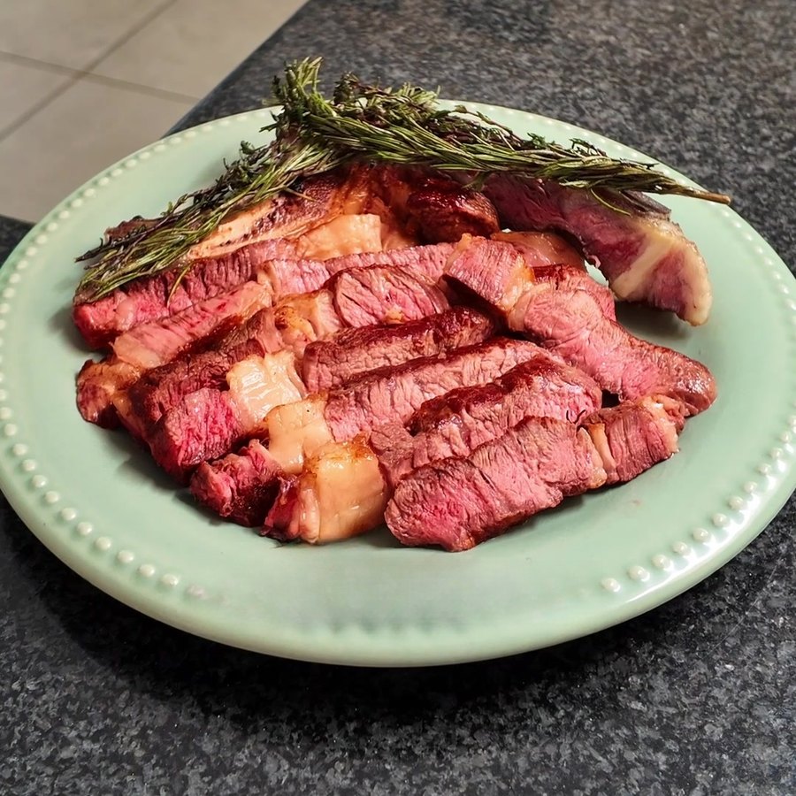 Bife perfeito na manteiga com alecrim