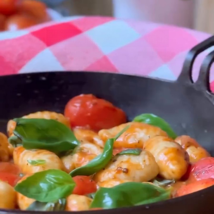 Nhoque ao sugo com tomatinhos