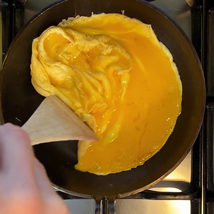 Omelete na frigideira de aço carbono