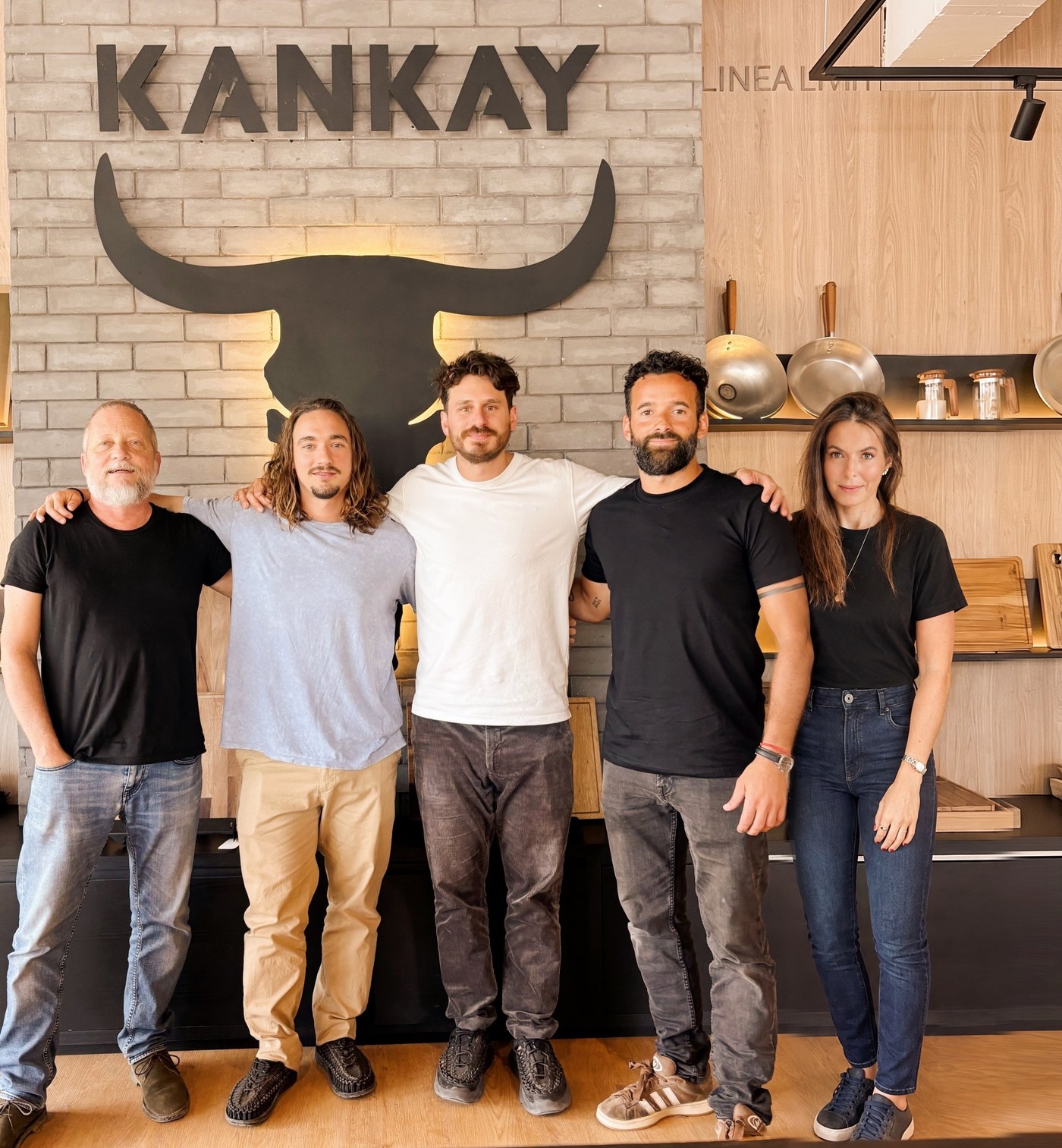 Equipe da Kankay Argentina com Rafael e Raíssa, da Kankay Brasil