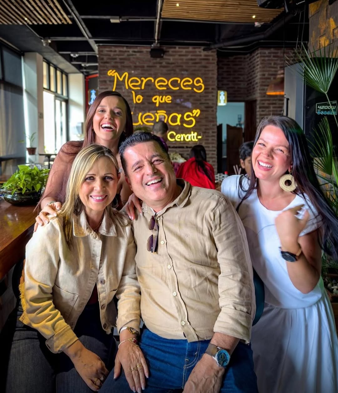Familia fundadora de Alma Franco sonriendo juntos. Carlos Mario, creador de Aleyca, junto a su esposa y sus hijas Alejandra y Camila, actuales líderes de la marca de calzado y belleza en Colombia.