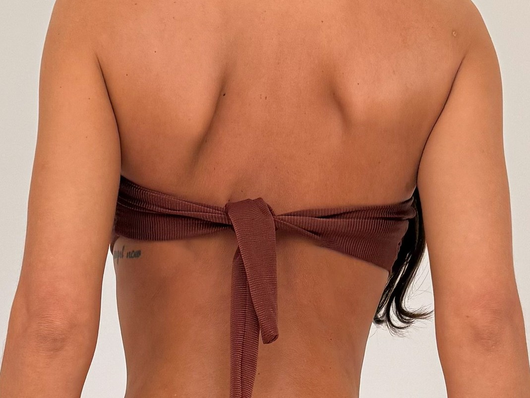 Detalhe do top tomara que caia com amarra&ccedil;&atilde;o nas costas