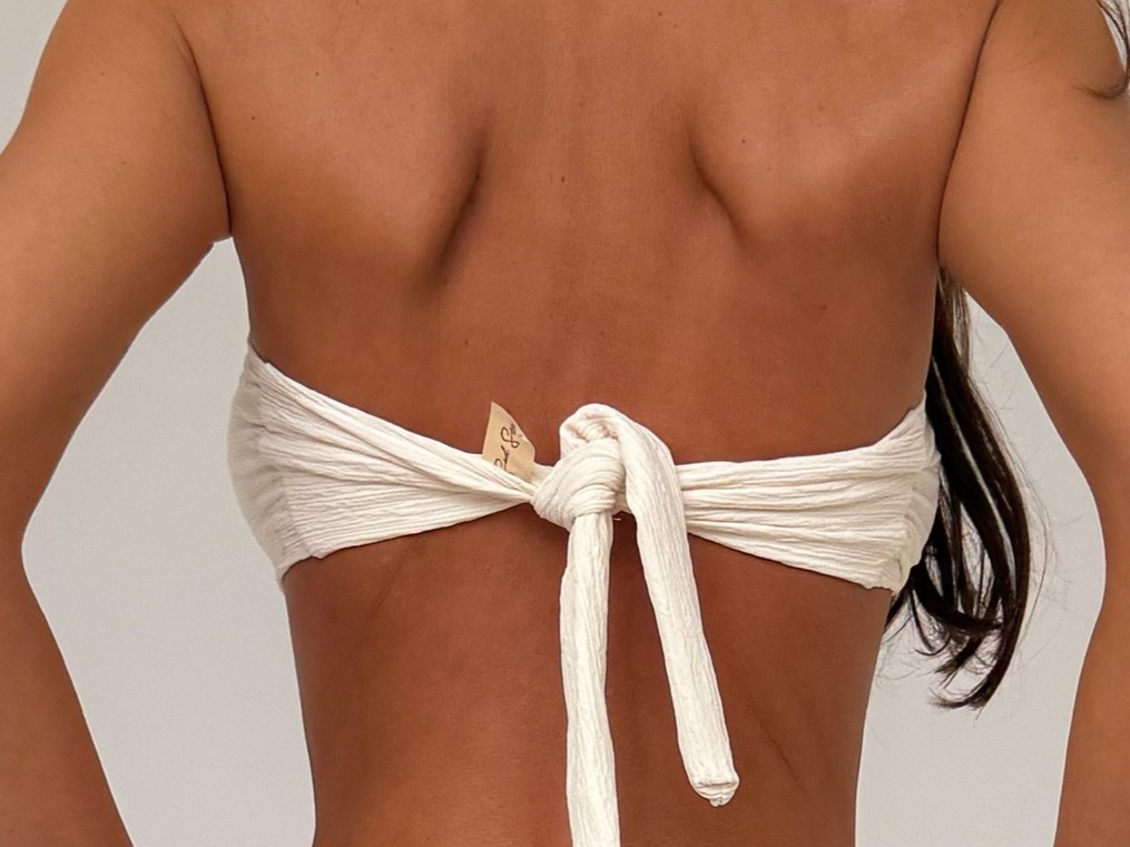 Detalhe do top tomara que caia com amarra&ccedil;&atilde;o nas costas