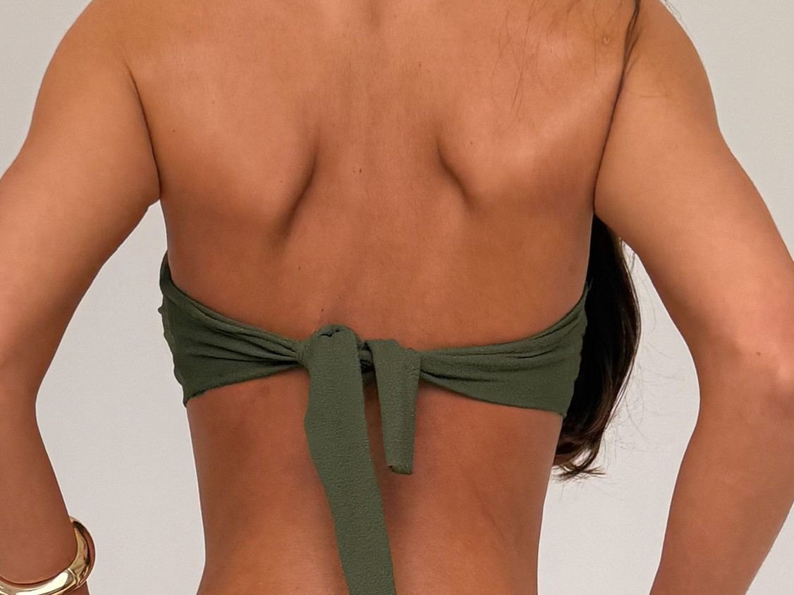 Detalhe do top tomara que caia com amarra&ccedil;&atilde;o nas costas