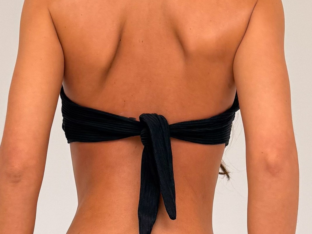 Detalhe do top tomara que caia com amarra&ccedil;&atilde;o nas costas