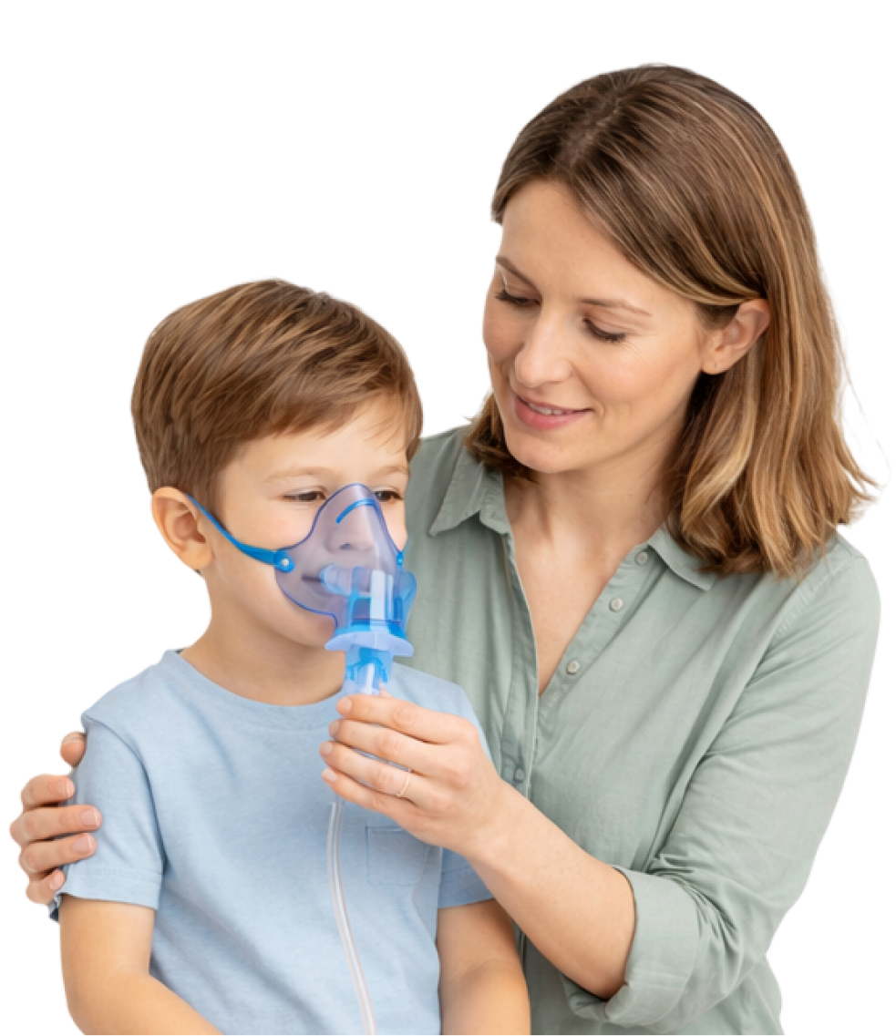 Madre usando nebulizador con niño