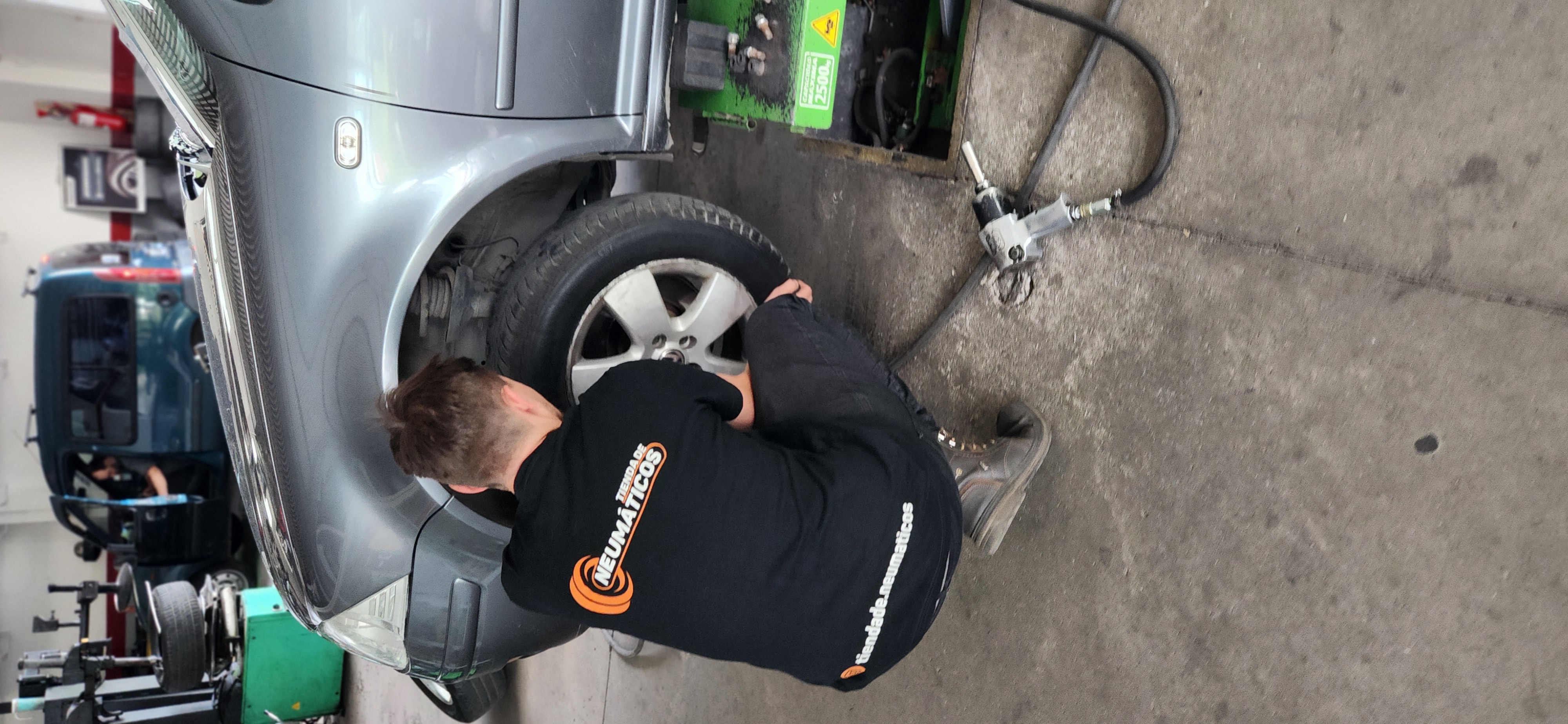 Servicio de neumáticos en local