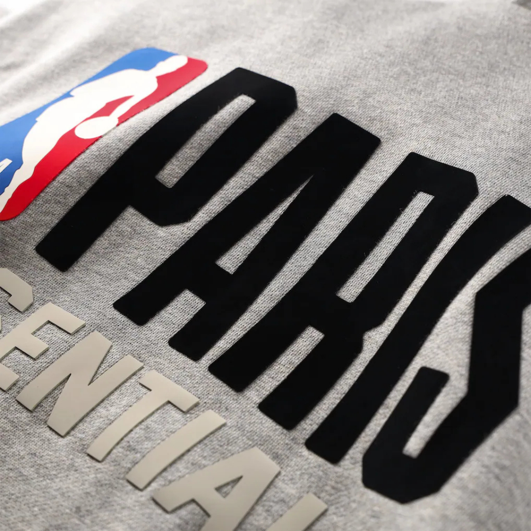 Essentials x NBA Paris Detalle Estampa