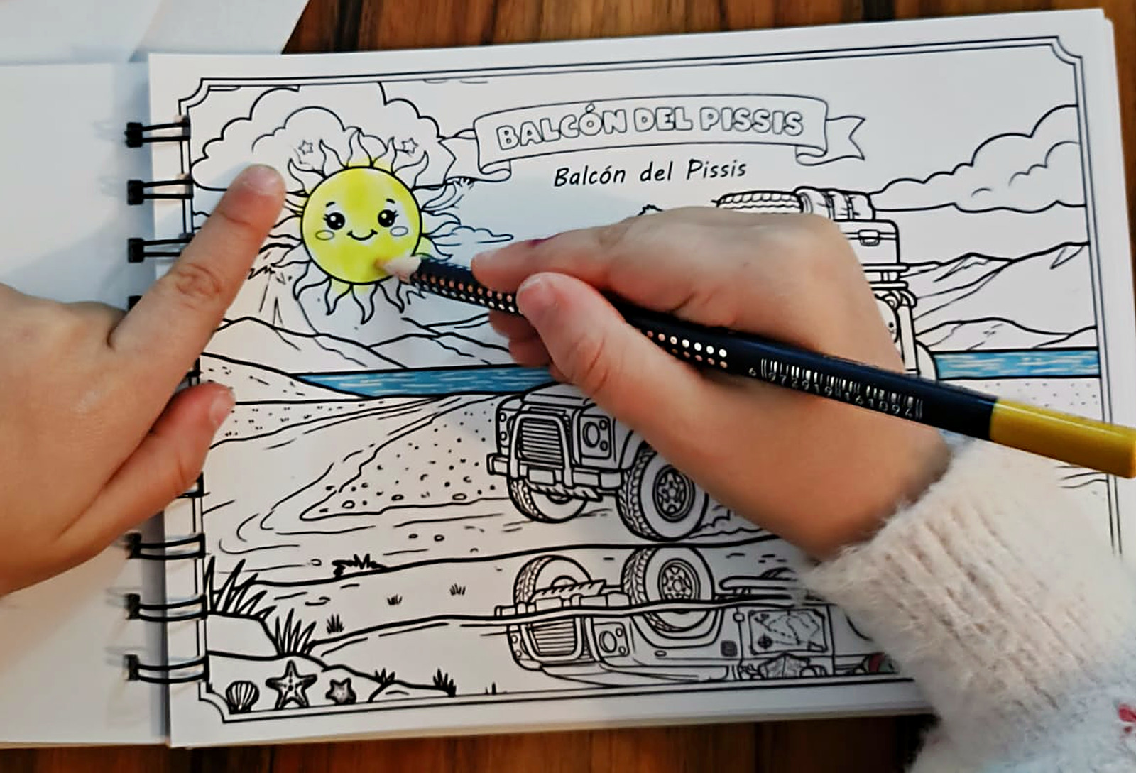 Las manos de mi hija pintando el Balcón del Pissis