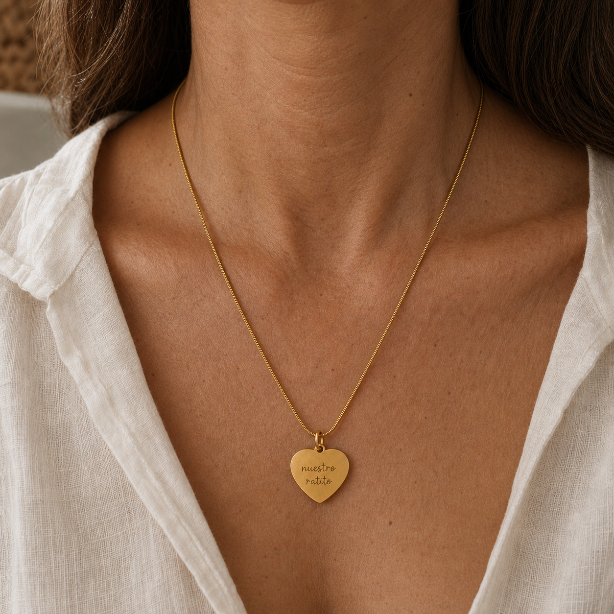 Mamá usando un collar dorado con corazón y un mensaje escrito a mano