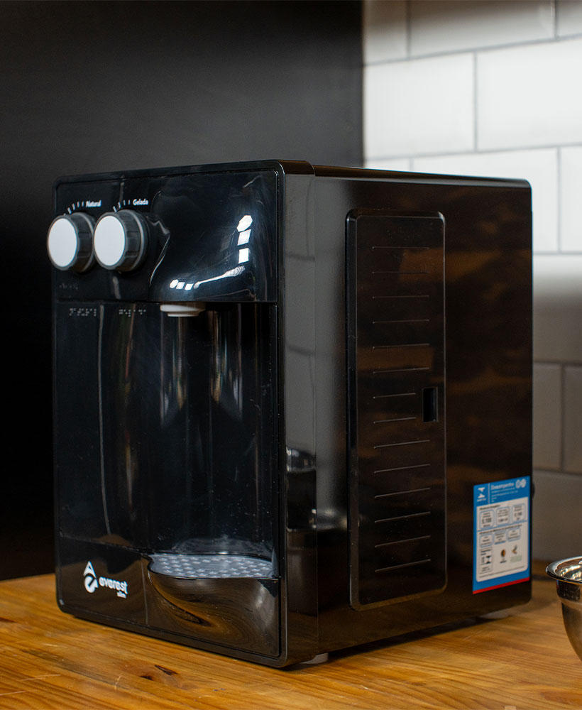 Purificador de Água Everest Slim Preto Ambientado