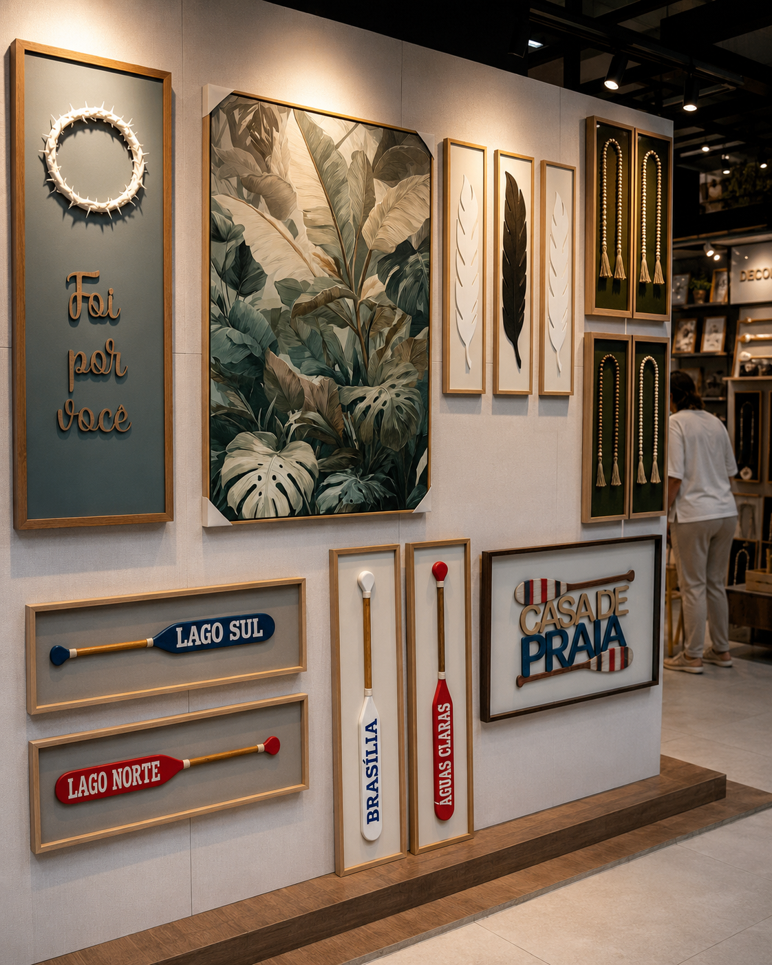 Parede de exposição com quadros Decorium