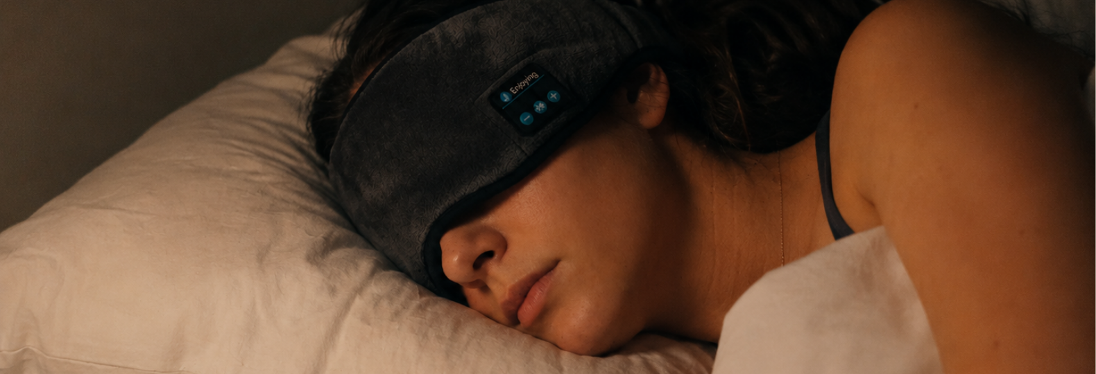 Persona durmiendo con Desluz Sleepmask