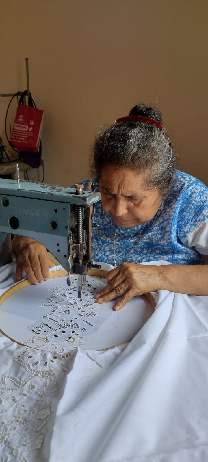 Linda mestiza de Kimbilá bordando en máquina singer 20U de pedal. Típicas Pat Carrillo