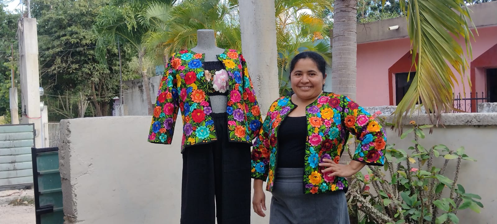 Pat Carrillo, artesana de Kimbilá, con bleizer bordado a mano en máquina Singer 20U, Taller Típicas Pat Carrillo Yucatán