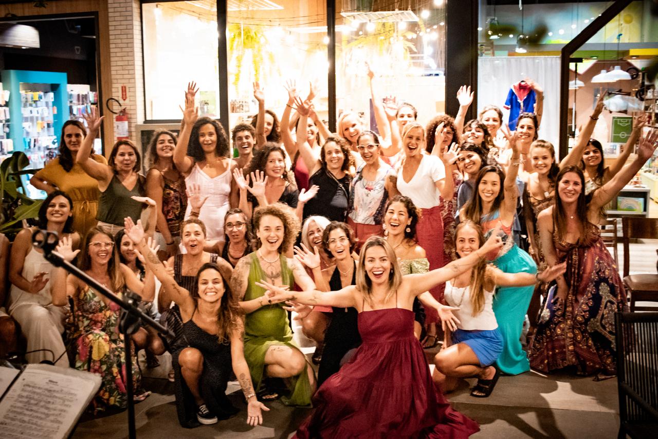 Encontro da comunidade Terra Maya, mulheres reunidas sorrindo e acenando