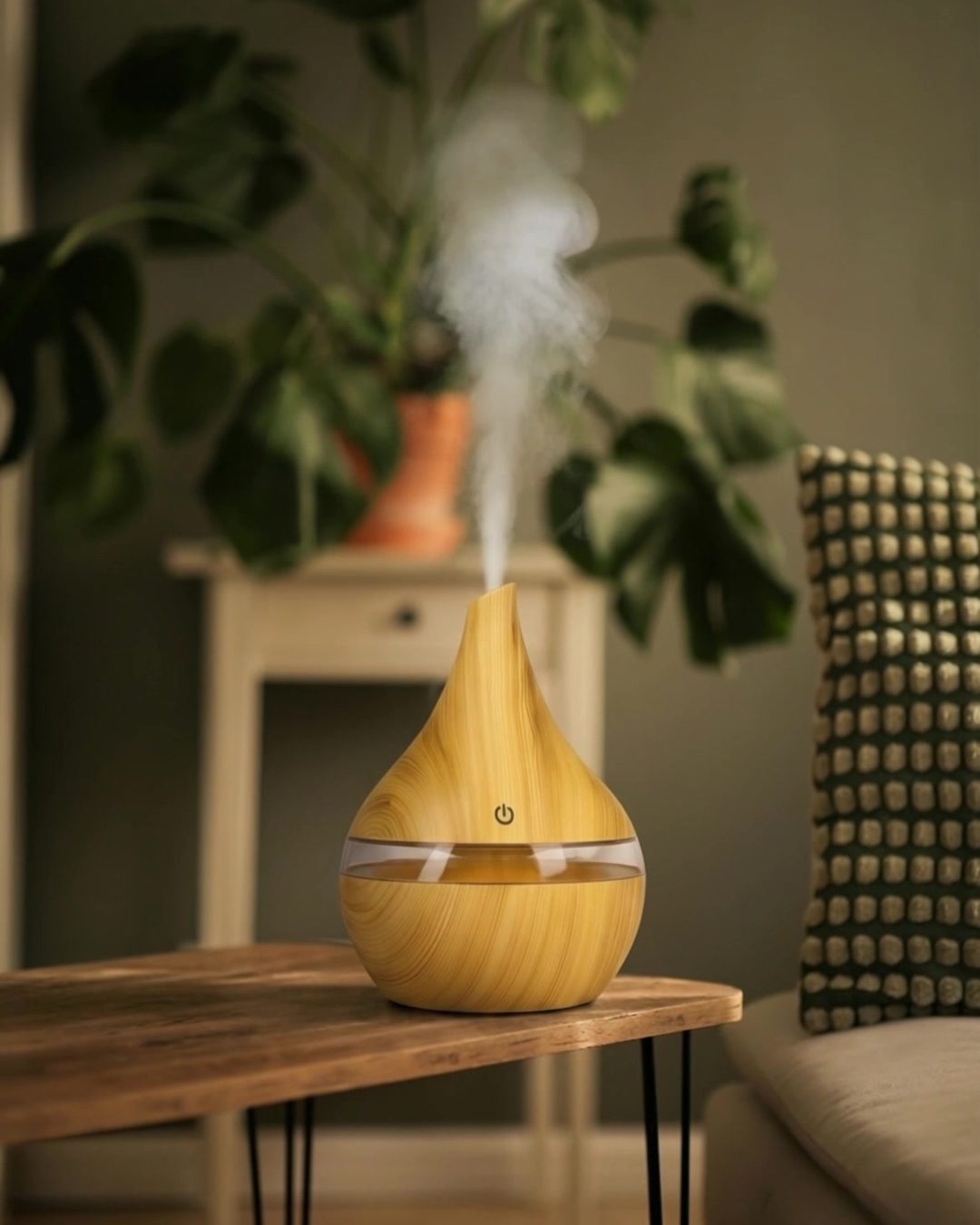 Humidificador Bruma Serena encendido en un living