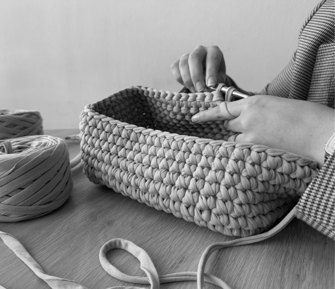 Proceso Solair — foto Dafne tejiendo