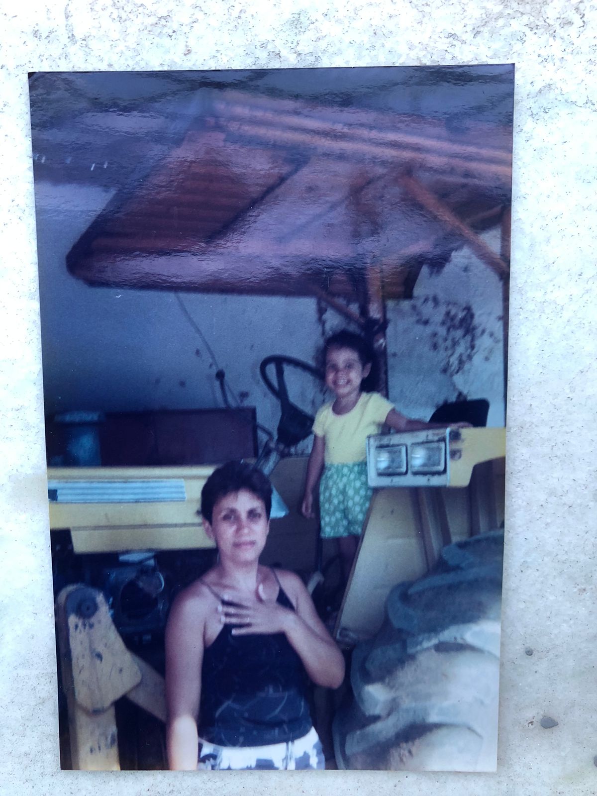 Mulher e criança em um ambiente doméstico, em fotografia de arquivo.