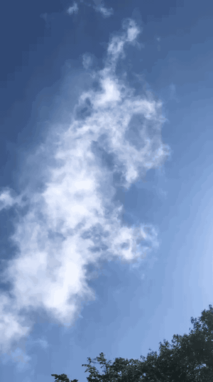 Nuvens em movimento no céu azul.