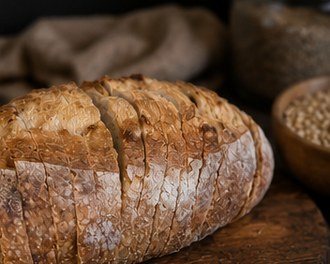 Pan de masa madre agroecológico de Corteza, cortado sobre tabla de madera