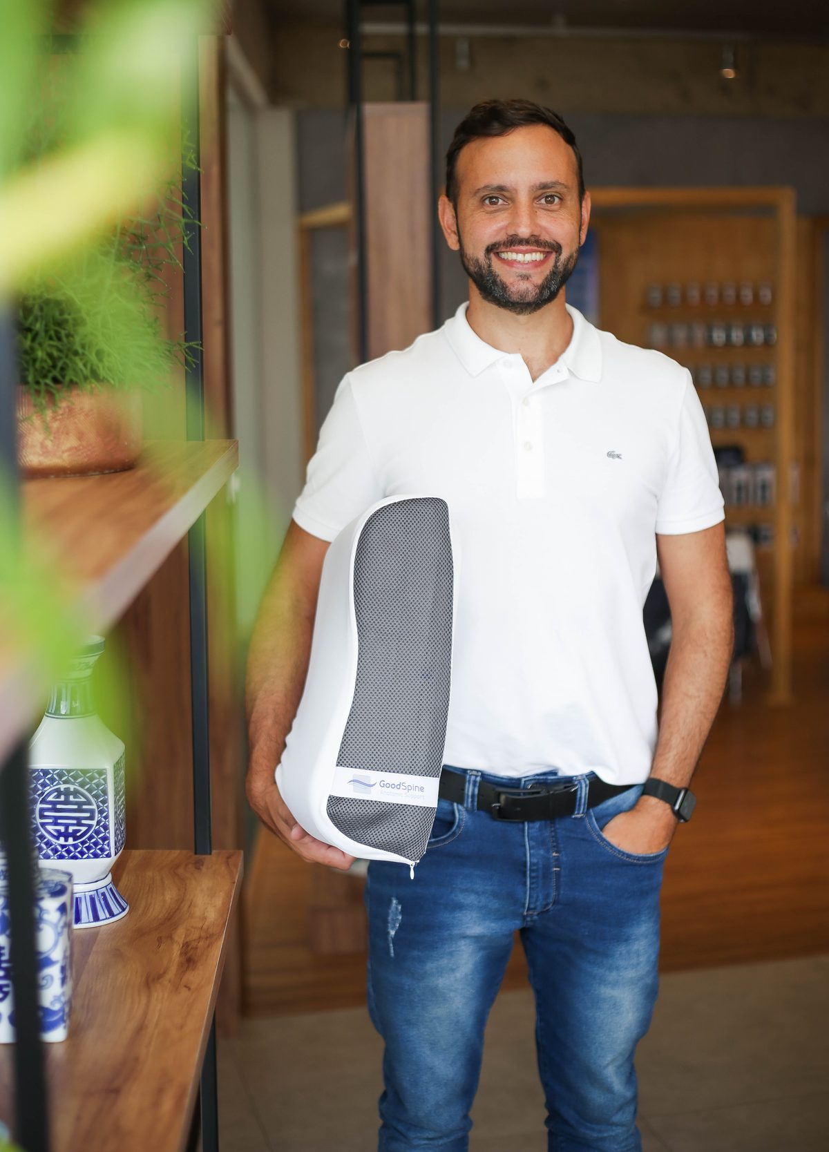 Roberto Bleier Filho, quiropraxista, com o travesseiro GS11