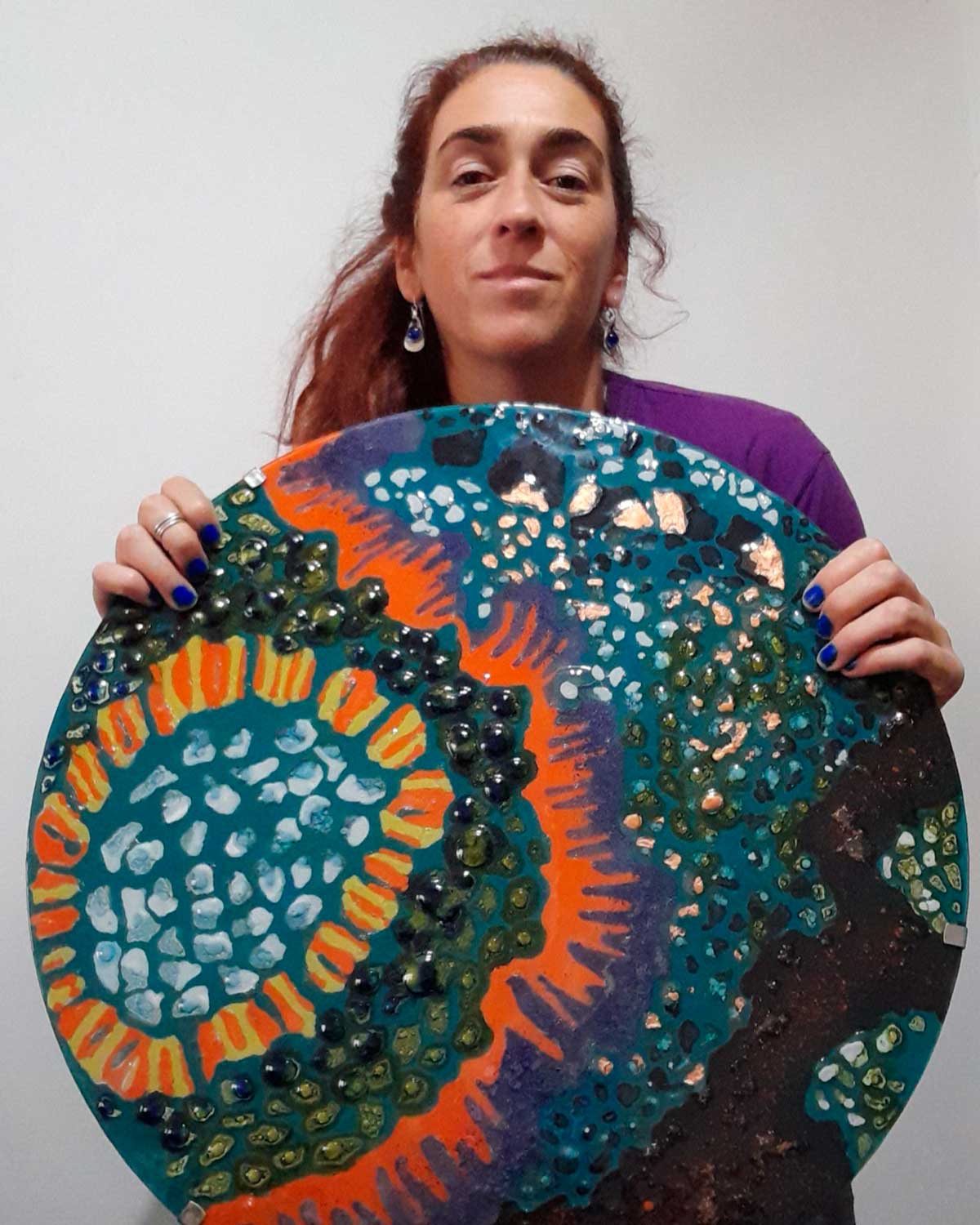 Emilia, artesana creadora de Agni Vitrofusión, con piezas de vidrio fundido hechas a mano