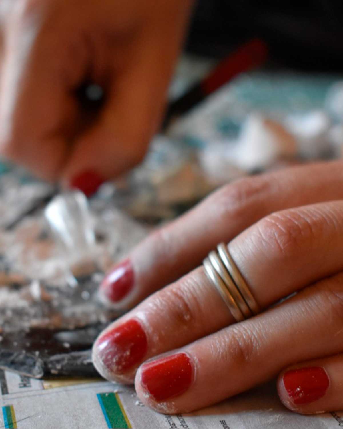 Emilia en el taller de Agni Vitrofusión en Berazategui