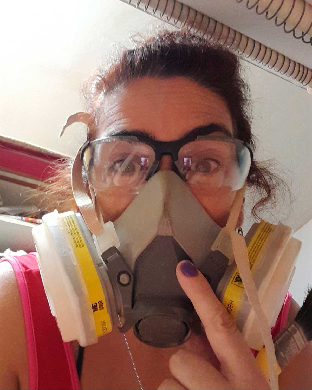 Manos de Emilia trabajando el vidrio en su taller de vitrofusión