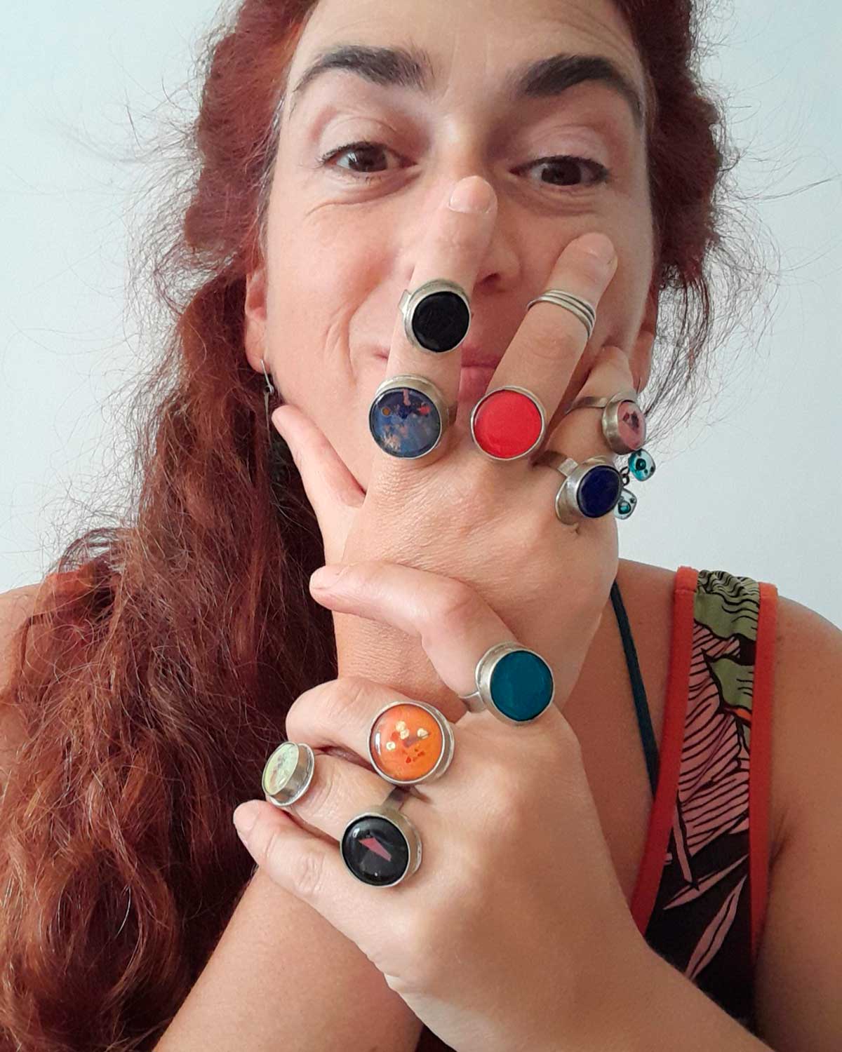 Aros, collares y piezas de vidrio fundido de Agni Vitrofusión