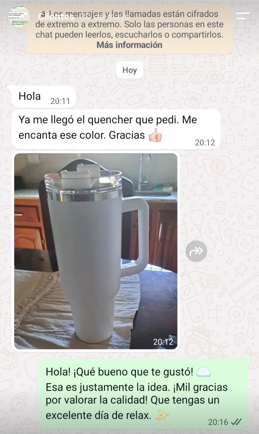 Cliente mostrando su vaso Quencher blanco