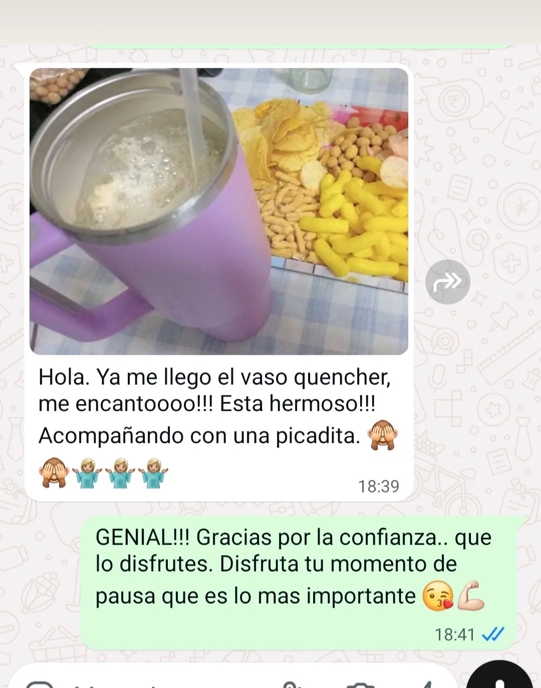 Cliente mostrando su vaso Quencher lila