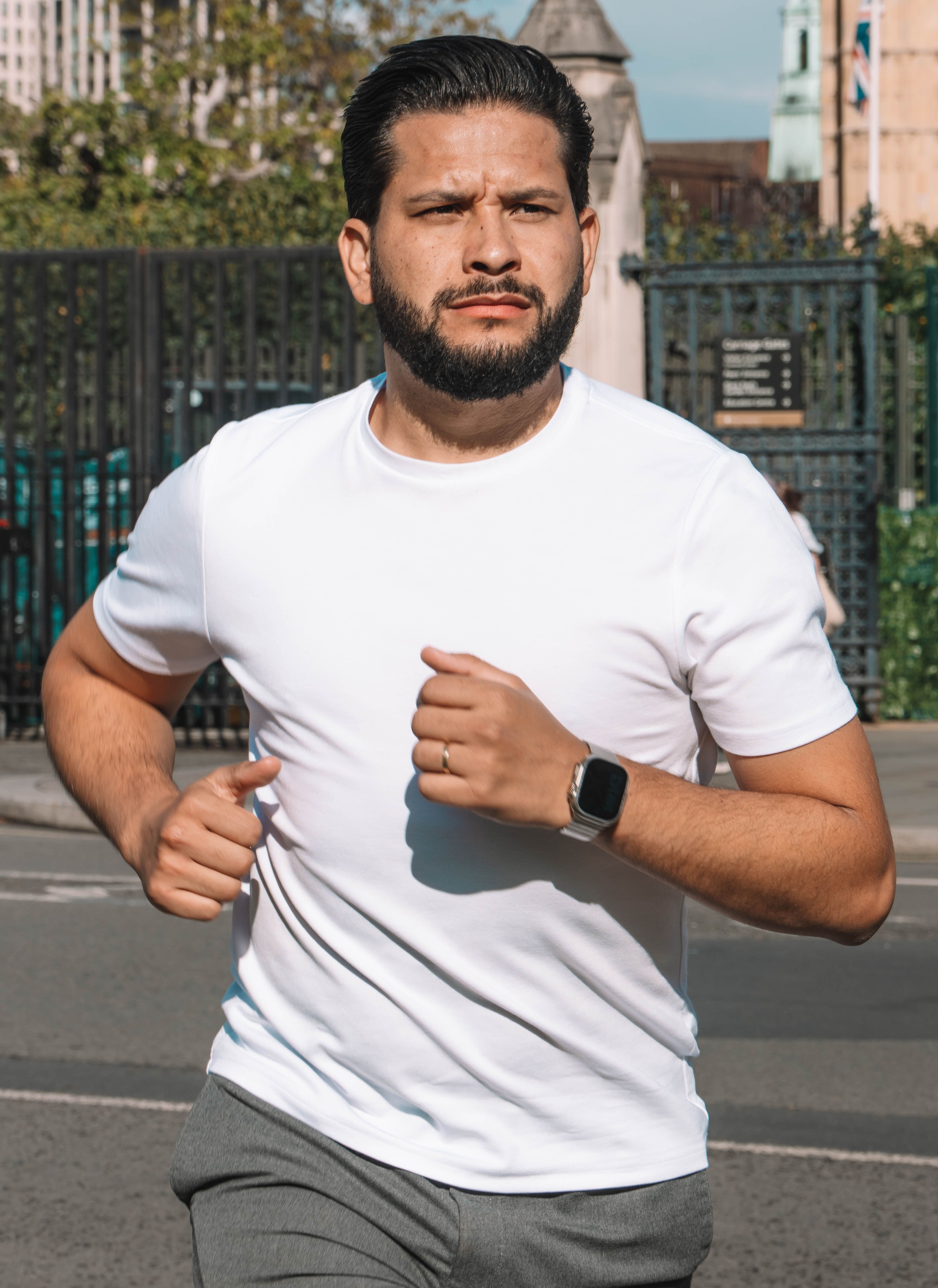 Hombre con remera premium algodón talle real para entrenar trabajar día a día