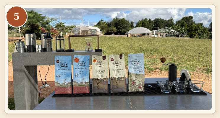 Mesa posta ao ar livre com a linha de cafés especiais e a paisagem de Piatã ao fundo