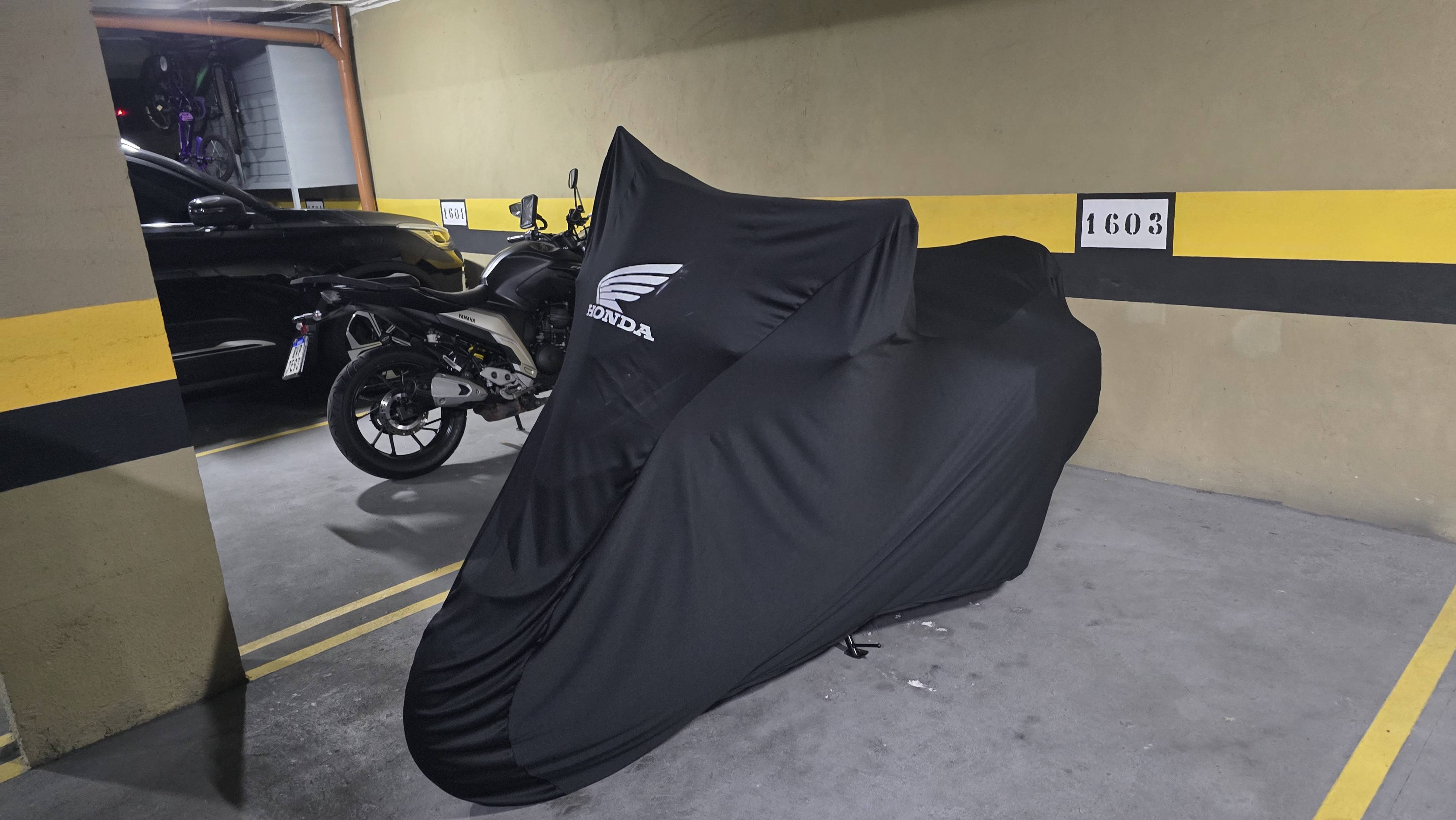 Cliente com capa para moto SEACOVER
