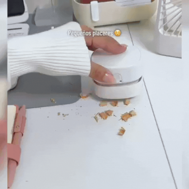 Mini aspiradora de escritorio en funcionamiento
