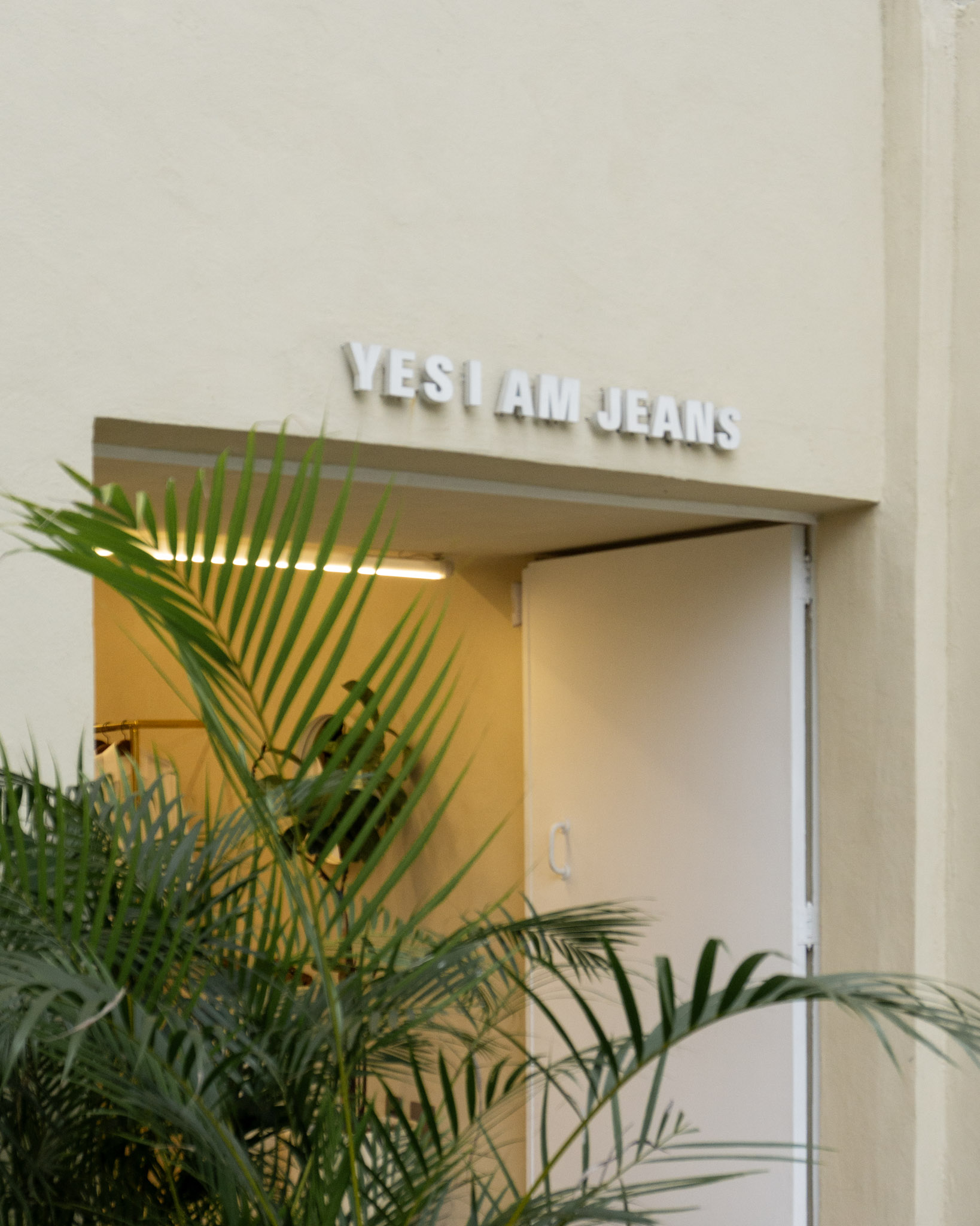 Fachada da loja Yes I am Jeans em Pinheiros