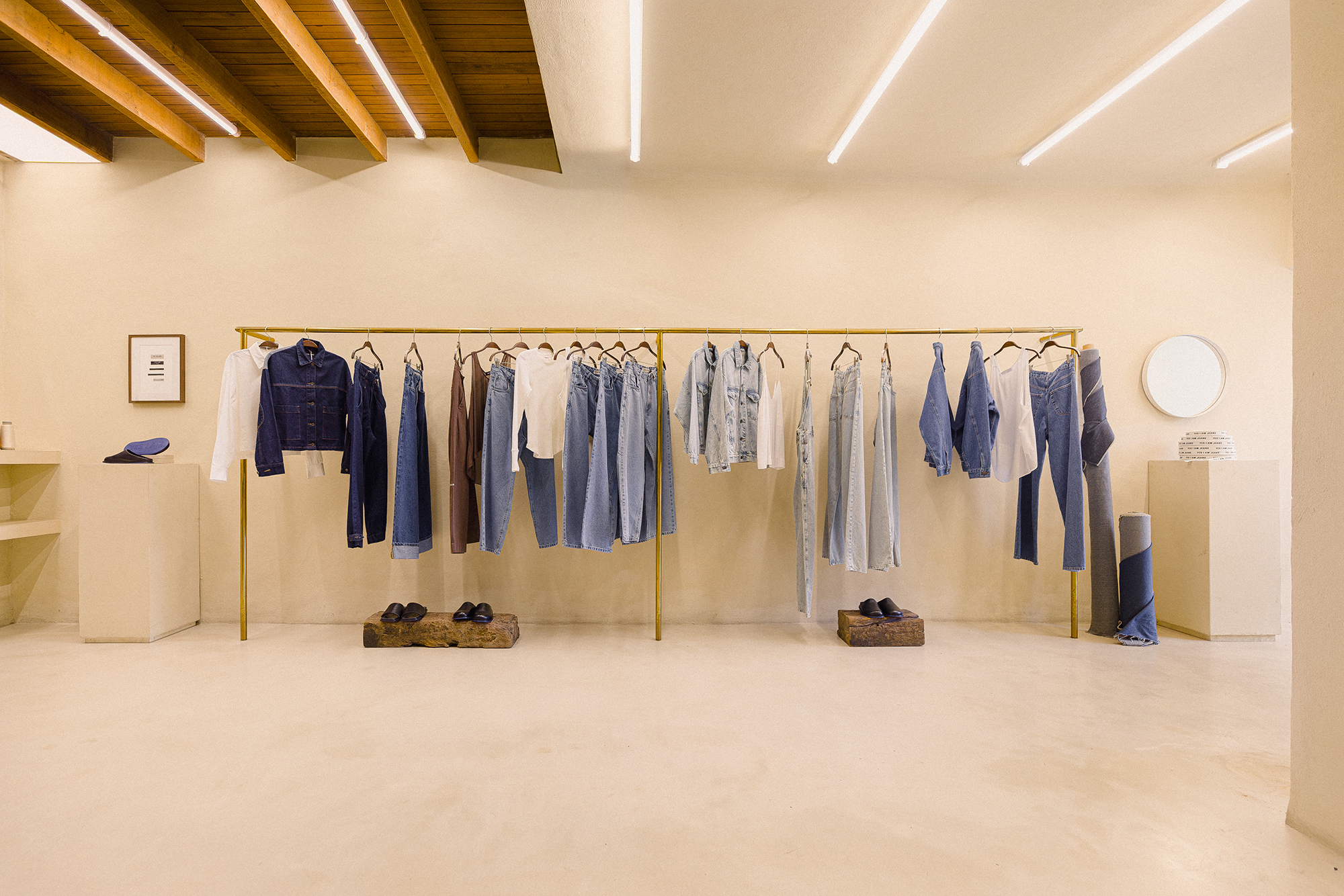 Interior da loja Yes I am Jeans em Pinheiros
