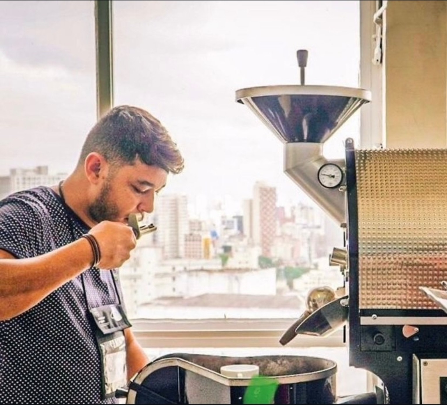 João Cláudio Araújo avaliando o café durante a torra